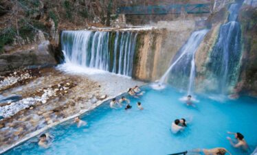 Φυσική πισίνα και καταρράκτης στα Λουτρά Πόζαρ