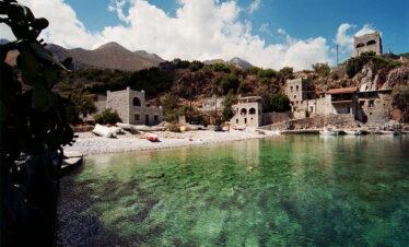 Λιμάνι της Μάνης με τους πέτρινους πύργους