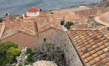 Μονεμβασιά από ψηλά, κεραμοσκεπές και Μυρτώο Πέλαγος